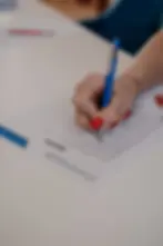 Formulare und Vorlagen kostenlos downloaden: Hand unterschreibt Kaufvertrag/Unfallbericht – VTGN Versicherungsmakler in Gratkorn bei Graz.