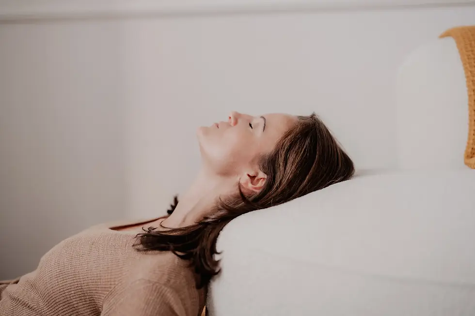 Mindset und Lifecoach Anita Geißler lehnt an Sofa in ihrer Praxis für Gesprächstherapie und Human Design Profil Erstellung in Graz.