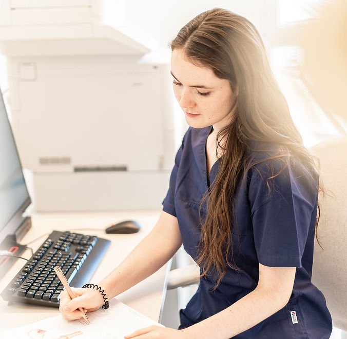 Front Office Mitarbeiterin von FertiliaMed bei der Arbeit im Kinderwunschzentrum Graz