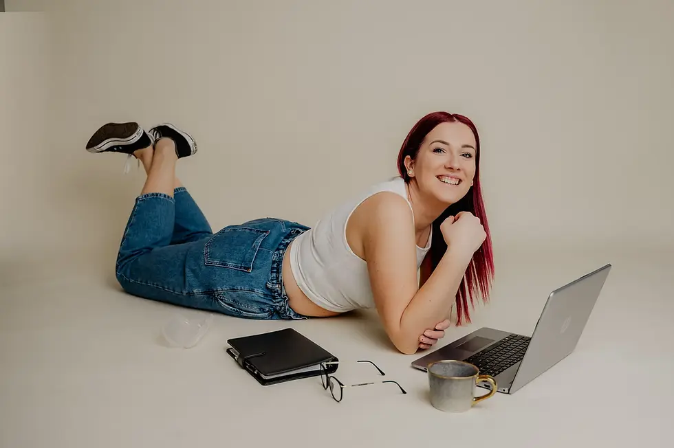 MIPA Agentur Graz – Milena Panic liegt entspannt auf dem Bauch, lächelt in die Kamera, neben ihr ein Laptop