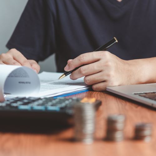 Kunde der GW Technik Elektroinstallationsfirma in Leoben (Steiermark) befüllt ein Formular für eine Förderung seines renovierungsbedürftigen Hauses in Trofaiach, um eine Förderung für die Elektroinstallation der Elektrik zu erhalten.