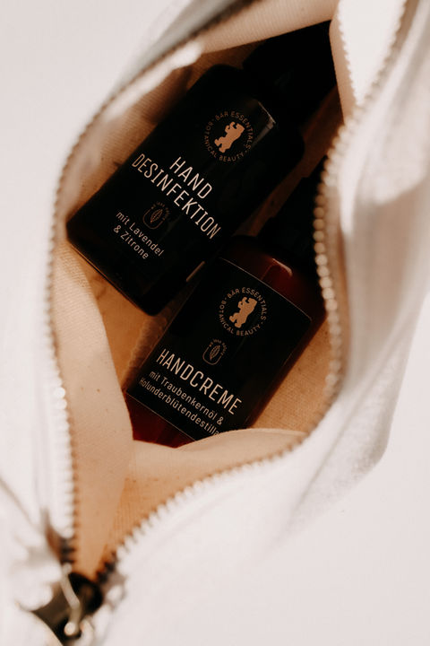 Innentasche einer geöffneten Tasche zeigt die Körperpflegeprodukte der Bärenapotheke, einschließlich Handcreme und Seife, die man im Onlineshop bestellen kann.