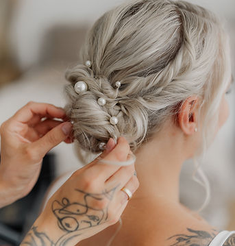 Elegante Hochzeitsfrisur mit Perlen, gesteckt von mobiler Friseurin Steffi Kienzer in Graz