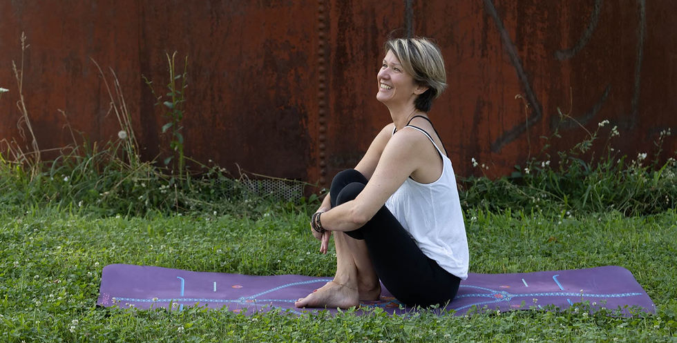 Martina Sailer in geerdeter Sitzhaltung auf der Yogamatte – Yoga zur Regulation des Nervensystems und zum Lösen körperlicher Spannung in Graz