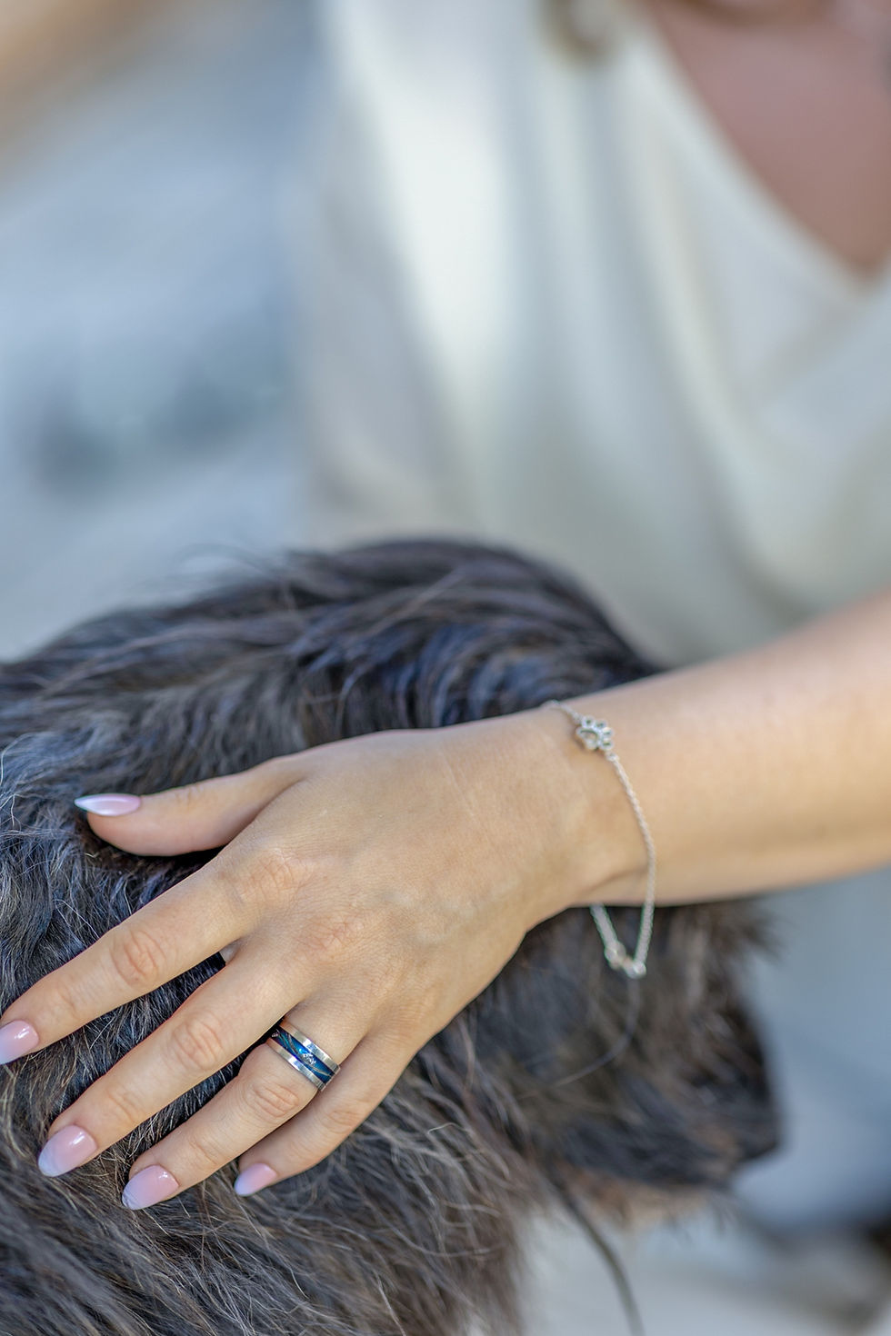 Deborah Obermann, Schmuckdesignerin von Meorah Erinnerungsschmuck trägt Armband aus Sterlingsilber mit Tierfell-Füllung
