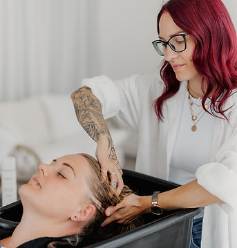 Professionelle mobile Haarwäsche durch Friseurin Steffi Kienzer bei Hausbesuch in Graz oder Graz Umgebung