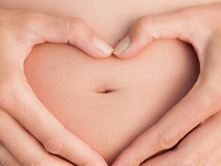 Symbolische Geste für Schwangerschaft – liebevolle Begleitung durch Frauenärztin Dr. Elke Haas in Graz mit Schwerpunkt Schwangerschaftswochen im Überblick.