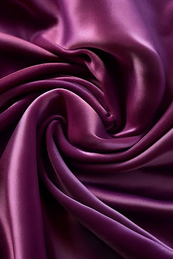 Violetter Stoff für maßangefertigtes Kleid von Grazer Schneidermeisterin Beata Teni Kis.