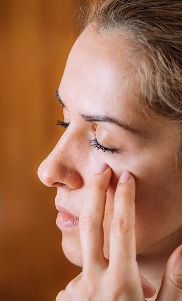 Fingerspitzen an der Wange beim Klopfen – MET Startworkshop in Graz für innere Unruhe, Stress und belastende Gefühle