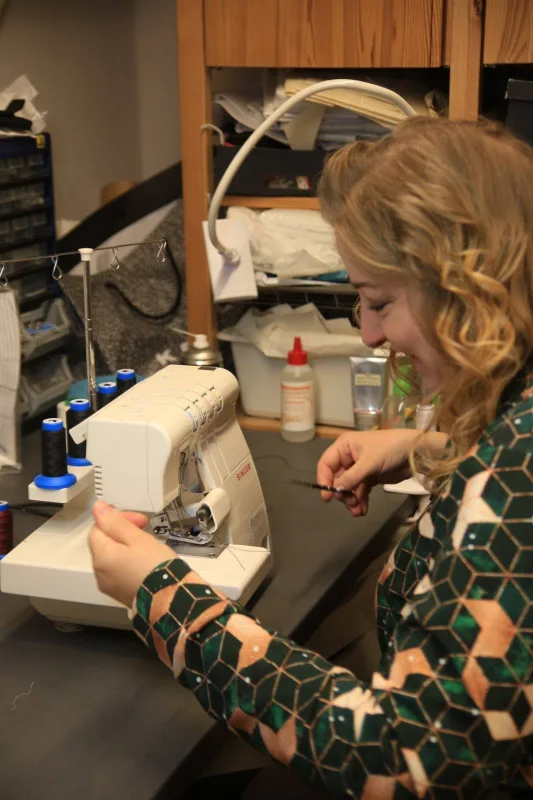 Schneidermeisterin Beata Teni Kis macht Änderungen in ihrer Schneiderei in Graz.