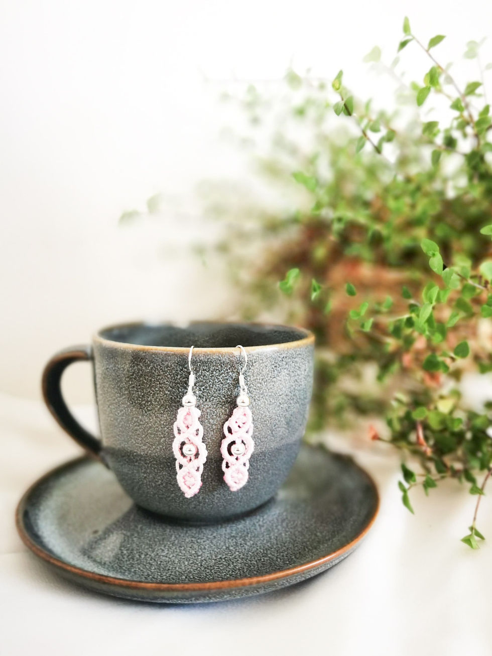 Miniaturbild: Weiße Makramee Ohrringe als Bohoschmuck zum Bestellen bei Dekowerkstatt