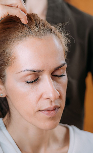 Fingerspitzen am Kopf beim Klopfen – MET Startworkshop in Graz für innere Unruhe, Stress und belastende Gefühle