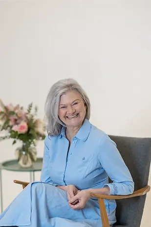 Portrait von Hildegard Abel in ihrer Praxis in Sankt Ulrich am Waasen bei Graz – spirituelle Begleitung & Humanenergetik