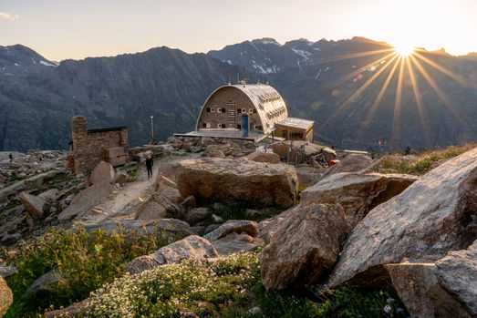 Rifugio Emanuele Gran Paradiso bei Sonnenuntergang