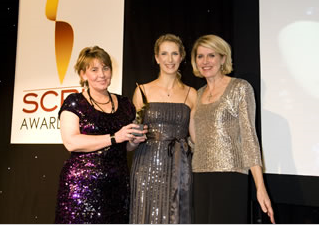 MAC'S Cathy Jepson (Centre) Represents CliniSafe To Present Quintiles With The 2010 SCRIP Award
