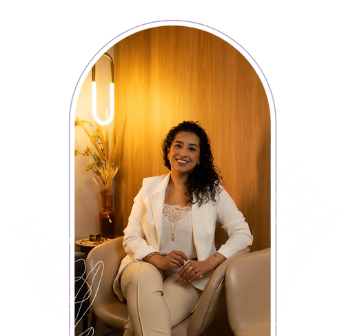 foto da eduarda sorrindo, usando uma blusa e um blazer branco