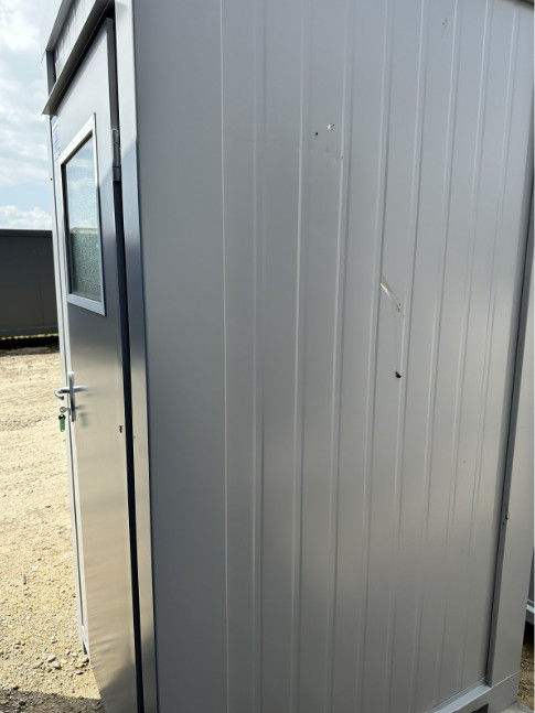 Miniaturbild: Ausgestatteter Sanitär-WC-Container auf einem Fahrgestell – Kompakt, mobil und s