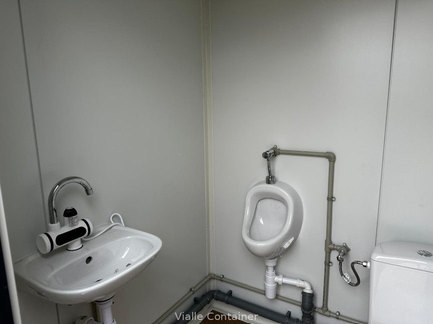 Miniaturbild: Kompakter Sanitärcontainer mit Einzeltoilette und Urinal – 1,40 m × 1,72 m