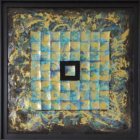 Oeuvre abstraite composée de carrés en bois dorés, rehaussés de touches bleutées en acrylique, collés sur un support travaillé au peigne et doré.