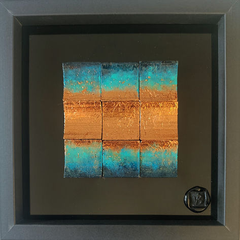 Oeuvre abstraite composée de carrés cuivrés, rehaussés de bleu,  reflétant la lumière.