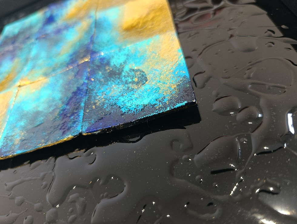 Gros plan sur un tableau abstrait turquoise et doré texturé par veronique bauquel.