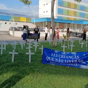 Protesto com mais de 100 cruzes na frente do Hospital da Criança cobra respostas sobre mortes em UTIs pediátricas