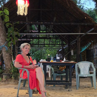 vrouw zit aan het strand in Thailand