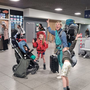 foto van een gezin dat vertrekt op reis in een treinstation.