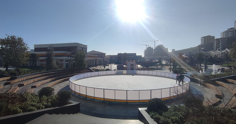 250 m² oval real ice rink with amphitheater-style spectator stands at Tema World, Istanbul
