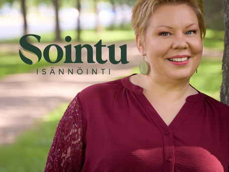 Isännöinti Soinnun yrittäjä Susanna Myller puistossa viininpunaisessa paidassa ja Soinnun logo.