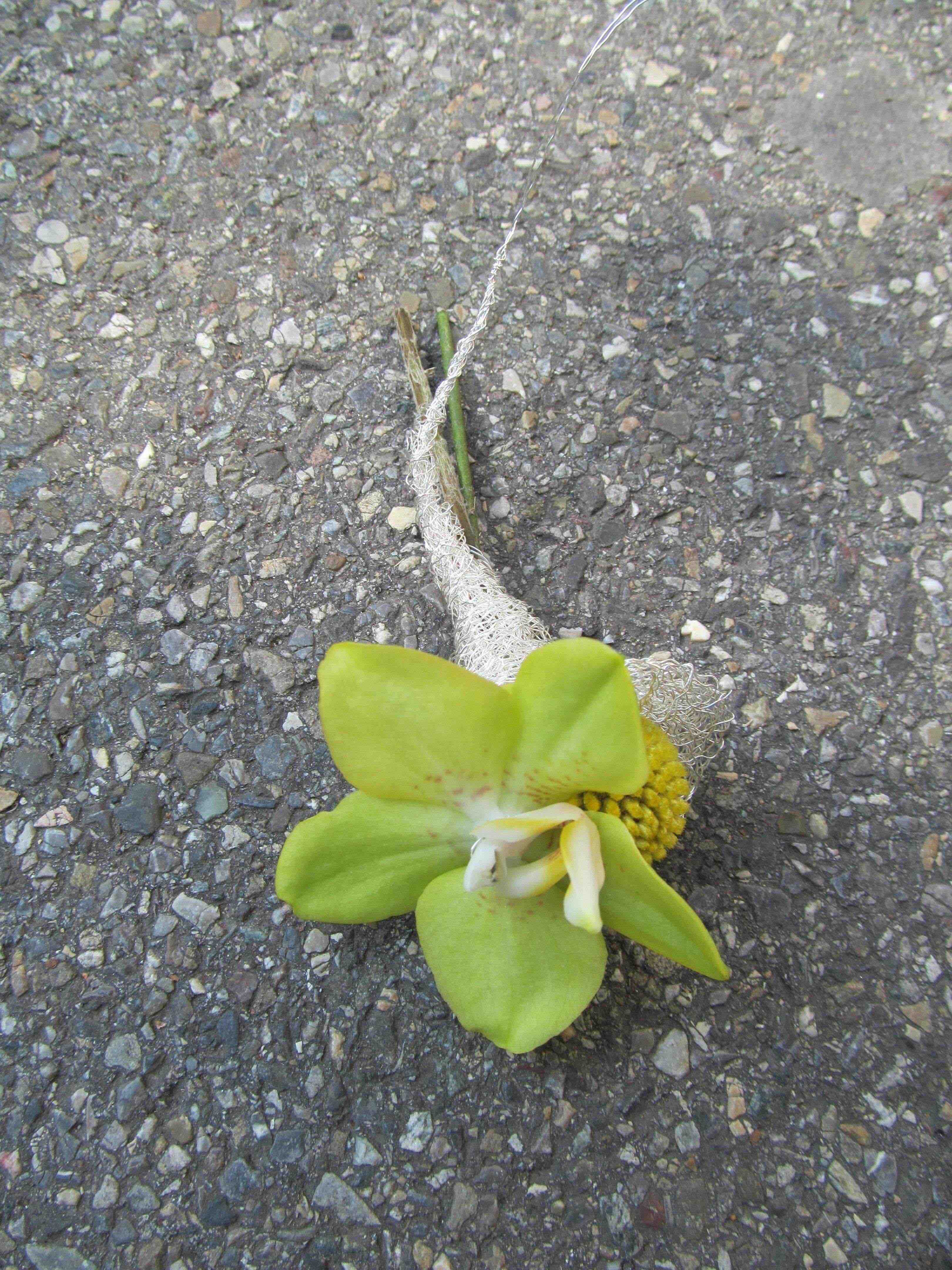 Anstecker mit Orchideenblüte