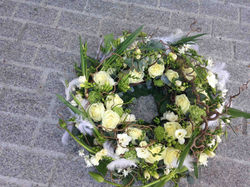 Trauerkranz frühlingshaft