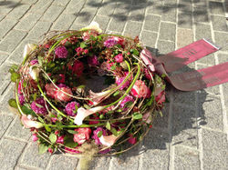 Trauerkranz mit Rosen und Calla