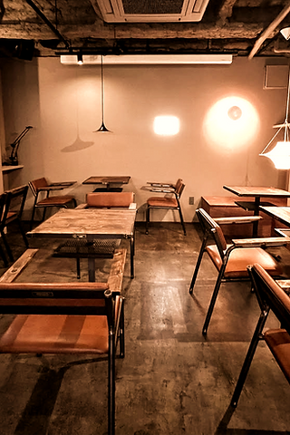 神田明神近くのカフェ「らいくら」。こだわりのコーヒーや和スイーツを楽しみながら、ゆったりとした時間を過ごせる落ち着きのある空間です。参拝や散策の合間に、ほっと一息つける癒しの場所としてお迎えします。