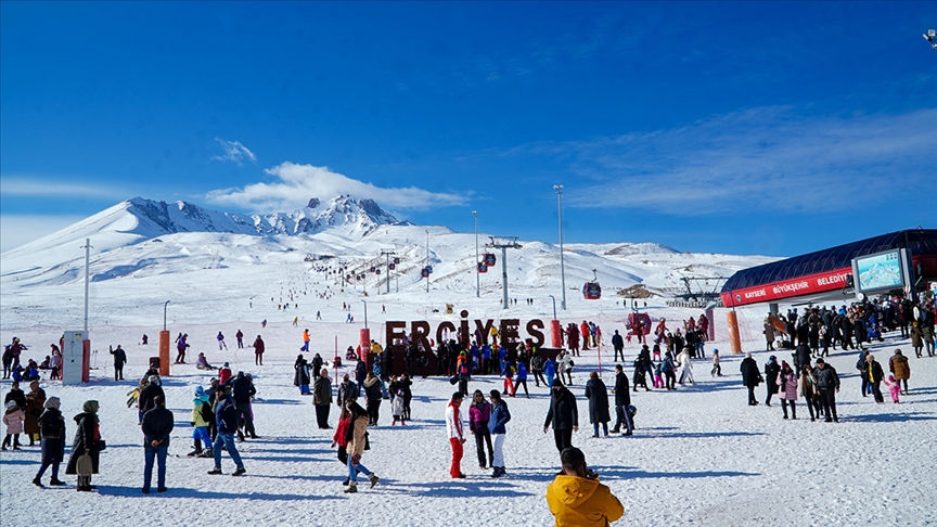 Kayseri Büyükşehir Belediye Başkanı Memduh Büyükkılıç, Erciyes Kayak Merkezi'ni geçen yıl 2,5 milyon kişinin ziyaret ettiğini, bu yıl ise 3 milyonun üzerinde ziyaretçi beklediklerini açıkladı. Kayak merkezinin sunduğu hizmetler ve bölgedeki turizm faaliyetleri hakkında bilgi verdi.