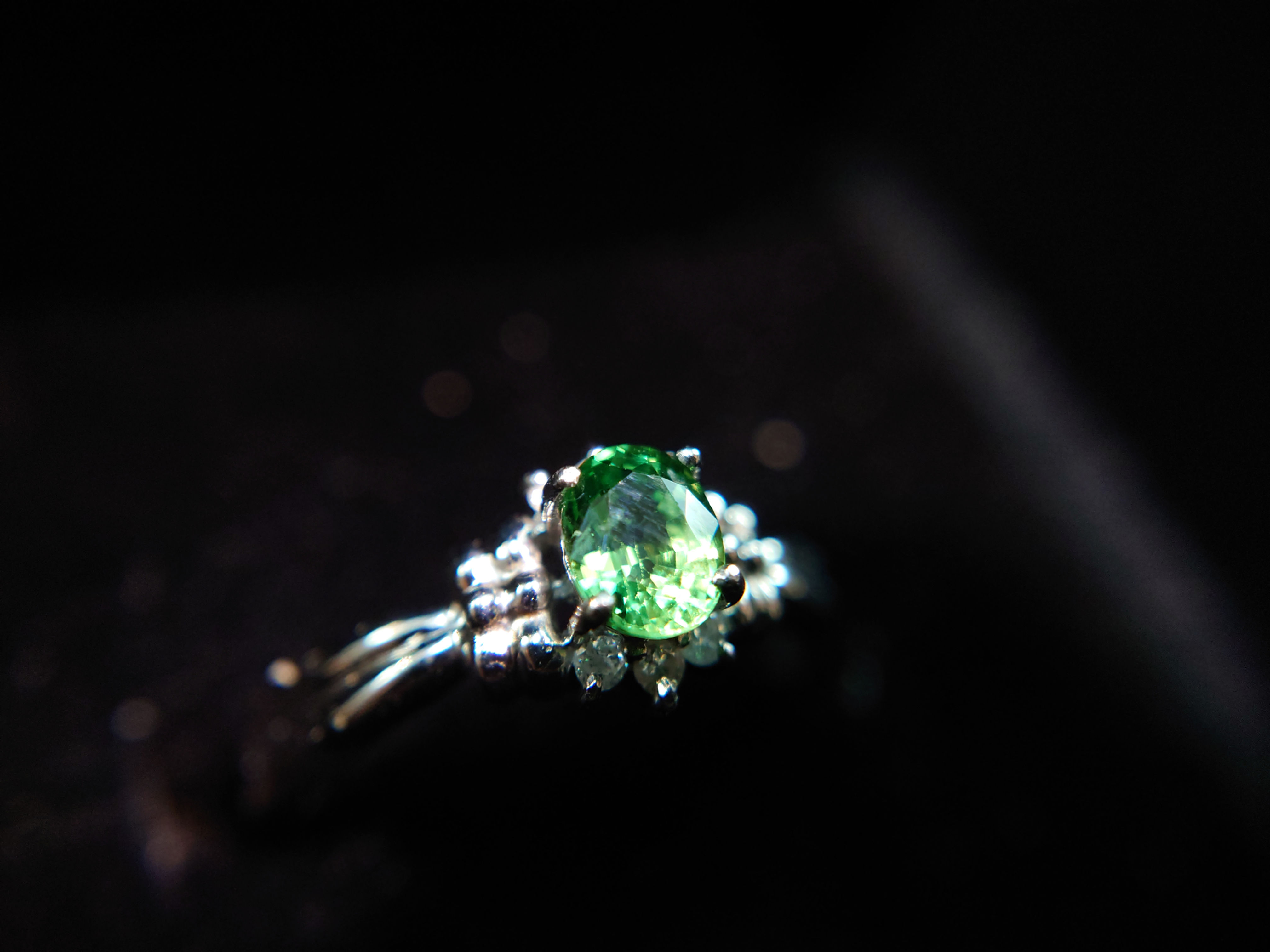 Certificated 0.41ct Natural Green Garnet Diamond 0.06ct Platinum Pt900 Ring