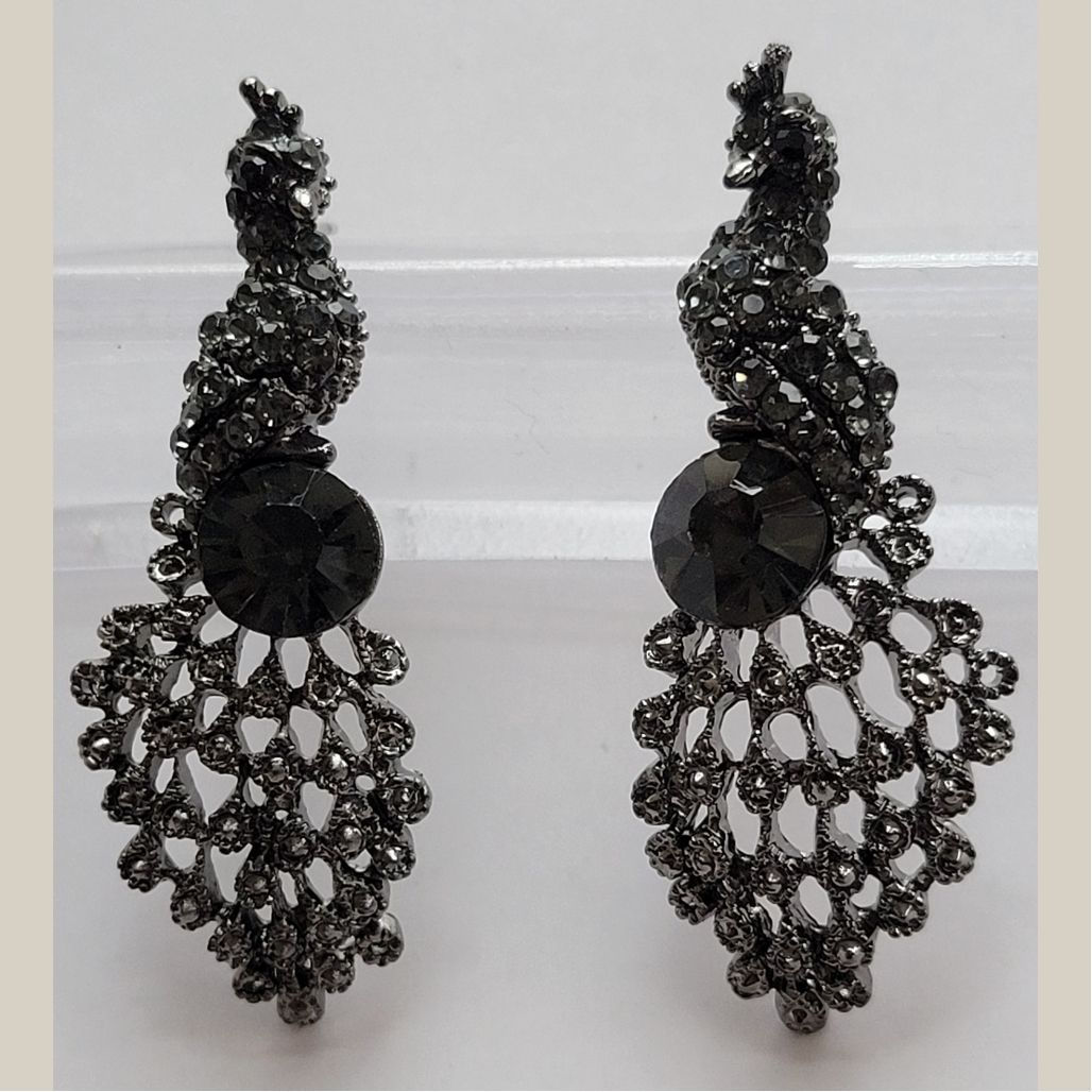 Paravai Black Stud Earrings