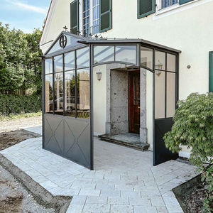 Eingangsbereich an Pfarrhaus aus Stahl-Glas-Konstruktion