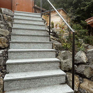 Schlichtes Treppengeländer aus Schwarzstahl