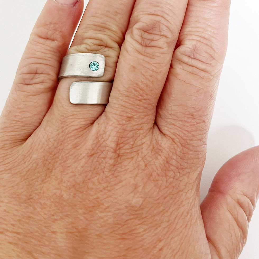 Miniatura: mano con anillo de aluminio con cristal aguamarina