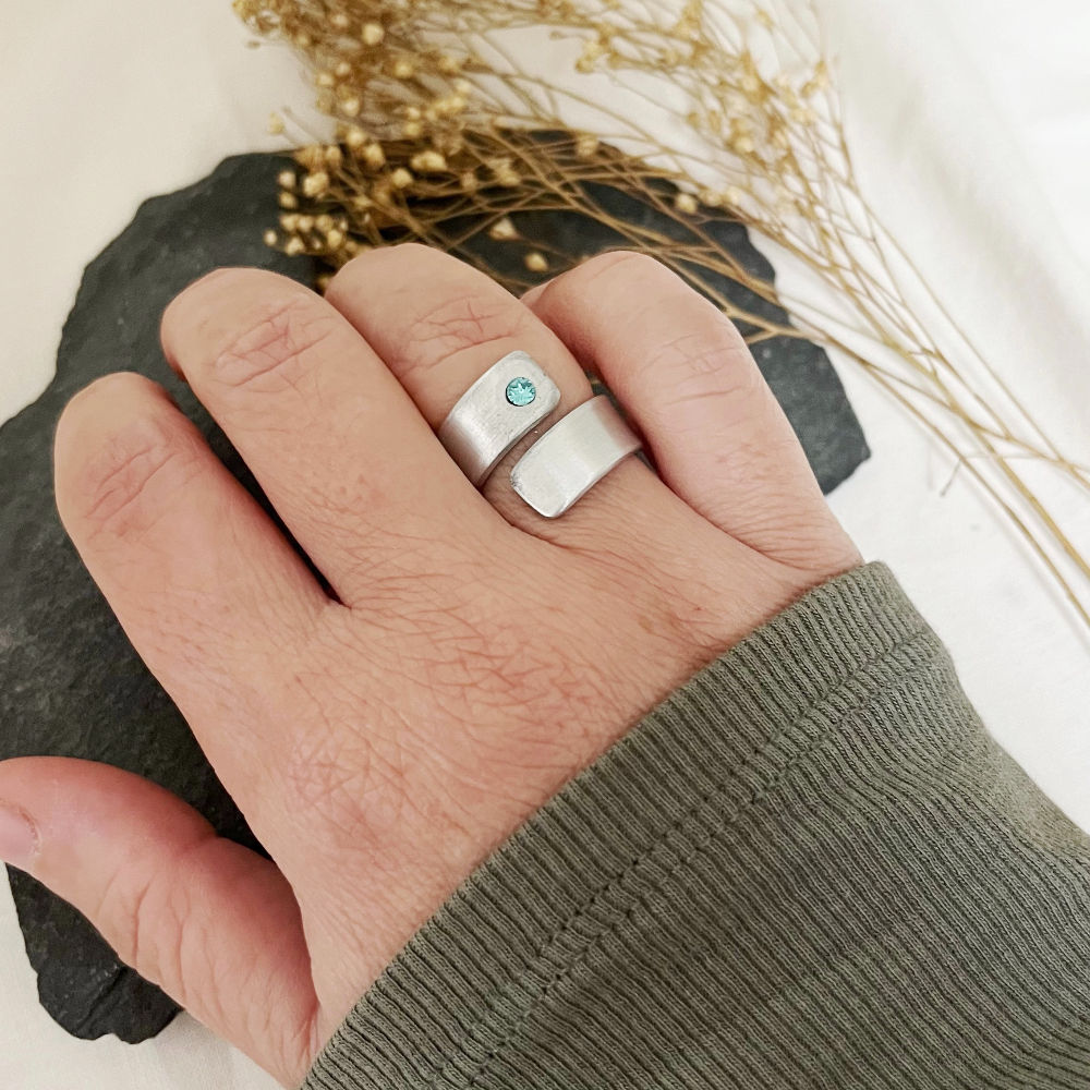 anillo de aluminio con cristal turquesa