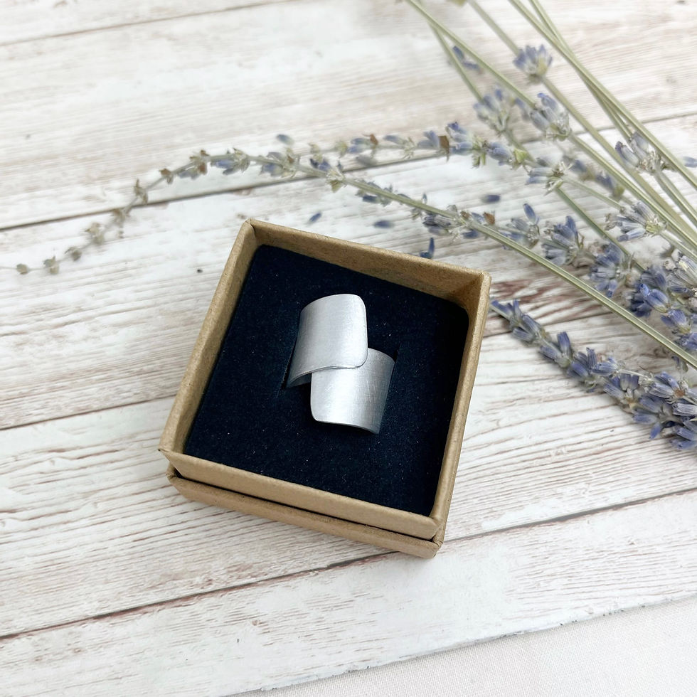 Miniatura: Anillo de aluminio martelé rallado ajustable, estilo moderno y elegante