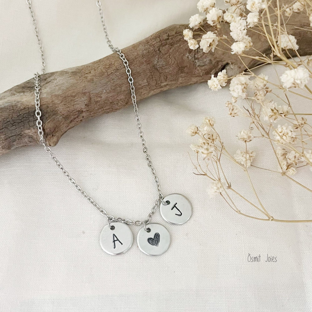 colgante medallitas con inicial osmit joies