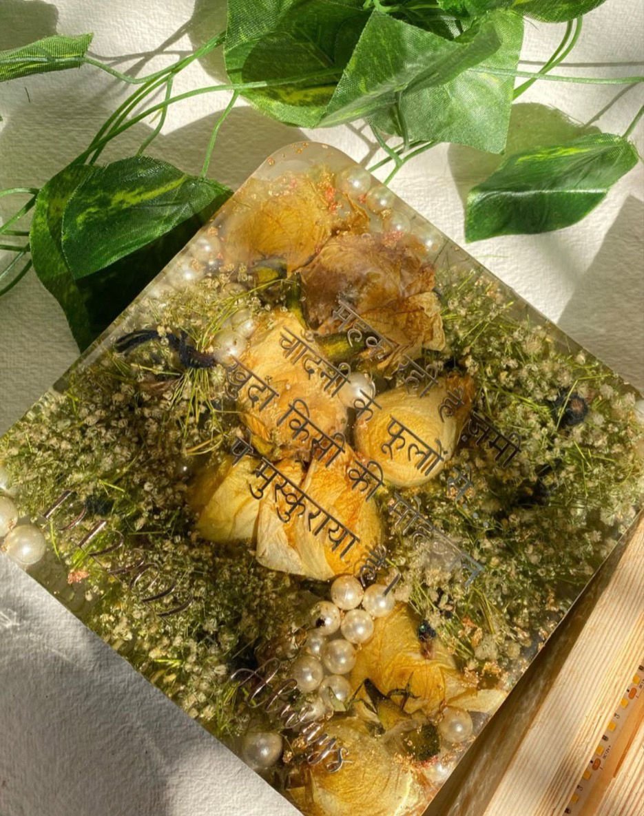 Thumbnail: Varmala Flower Preservation – Deepcast Frame with Lamp Base