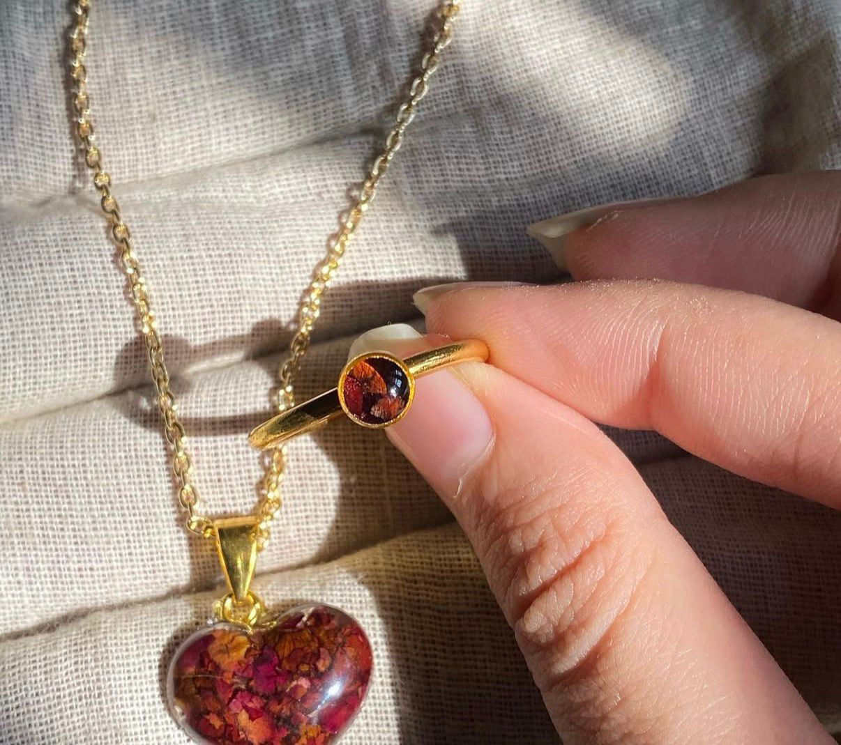 Rose Preservation – Frameless Heart & Gold Ring 0