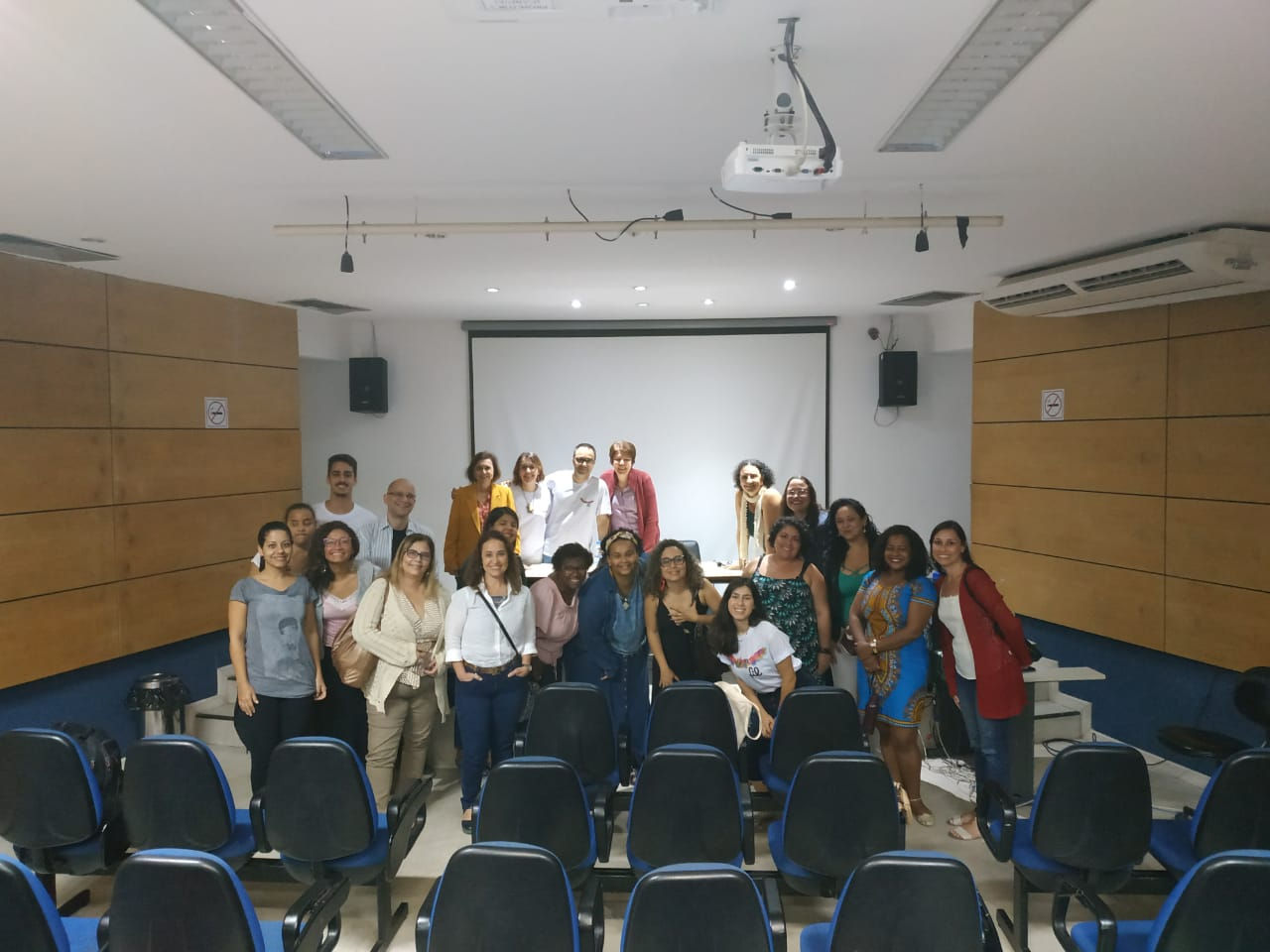Palestrantes e público se juntam para uma foto ao final da conversa (Foto: Pedro H C Edu)