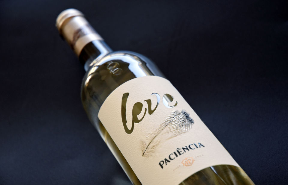 wine label design by Joana Avô