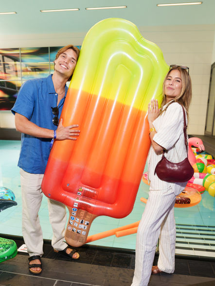 Viviana Wessels und Carlos Böttcher beim „Charity Promi Swim 2025“ im Rahmen von Maximilian Seitz Charity im Hotel Pullman Berlin Schweizerhof am 24. Juli 2025. Prominente Teilnehmer:innen schwimmen beim Charity Promi Swim 2025 im Hotel Pullman Berlin Schweizerhof für den guten Zweck. Beim Promi-Schwimmwettkampf traten zwei Teams unter der Leitung von Paralympics-Legenden Gerd Schönfelder und Kirsten Bruhn gegeneinander an, um Spenden für Kindeswohl-Berlin zu sammeln.