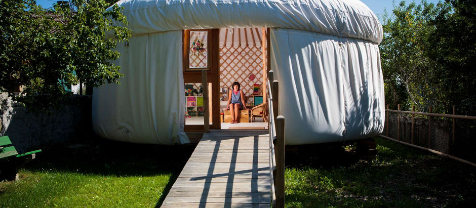 Les Petits lutins vont au jardin d'enfants dans la forêt