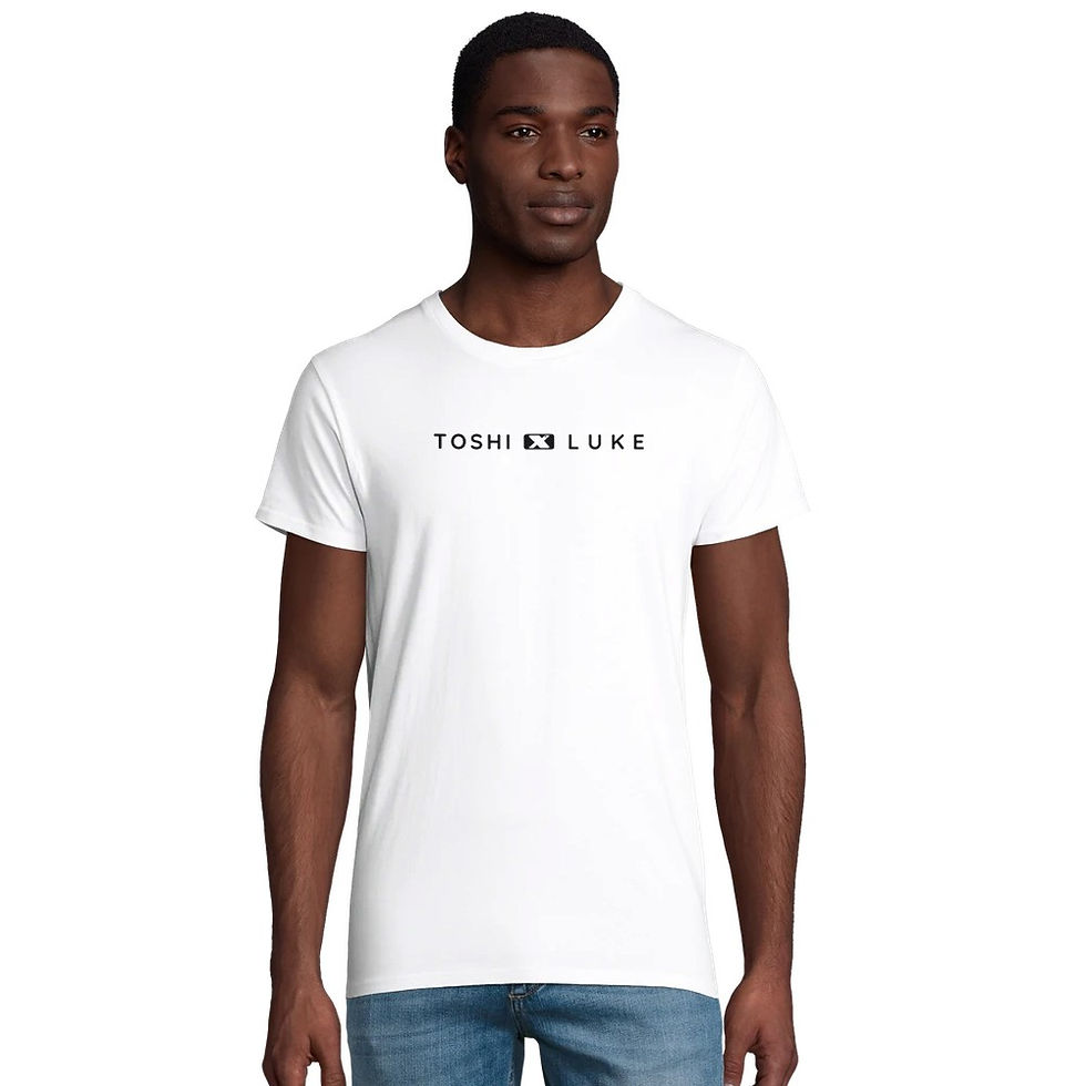 Uomo indossa t-shirt bianca con logo Toshi Luke
